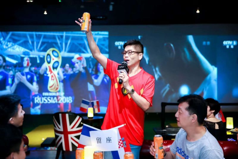 红蓝大战刺激异常，全场欢呼不断