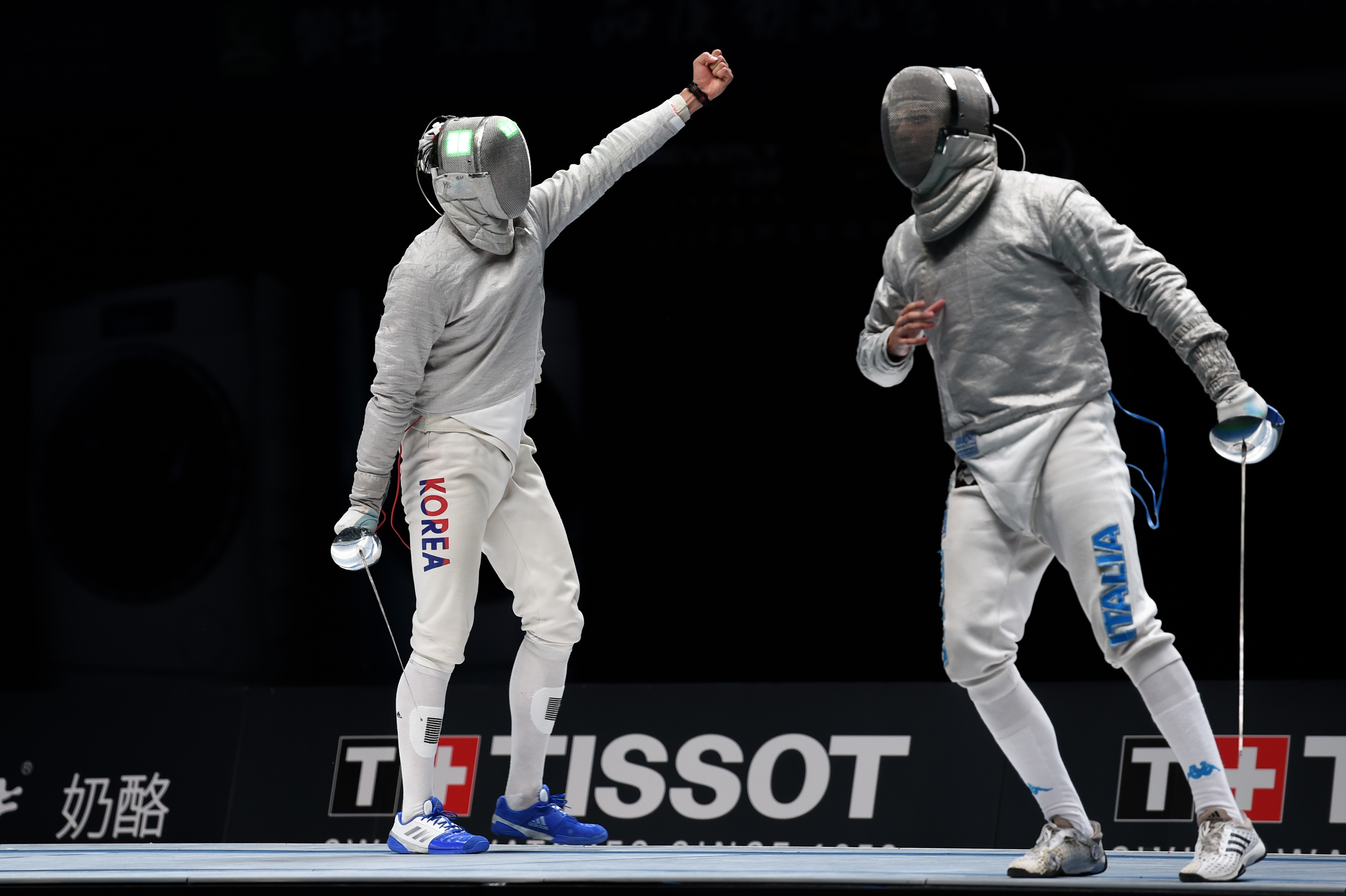 韩国击剑选手斩获男子佩剑金牌 韩国击剑选手斩获男子佩剑金牌