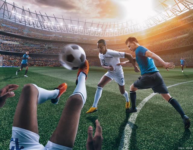 足球比赛场面突破常规，战术变化多样