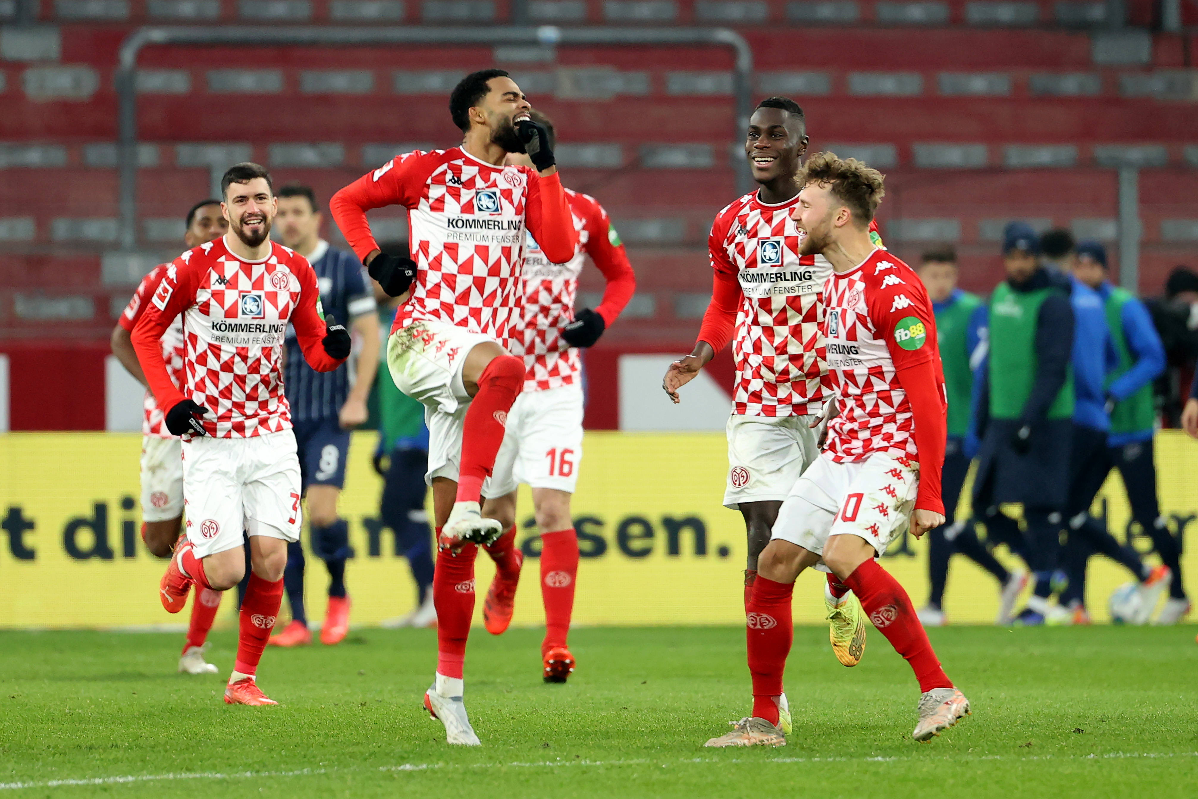 足球比赛场面突破常规，战术变化多样