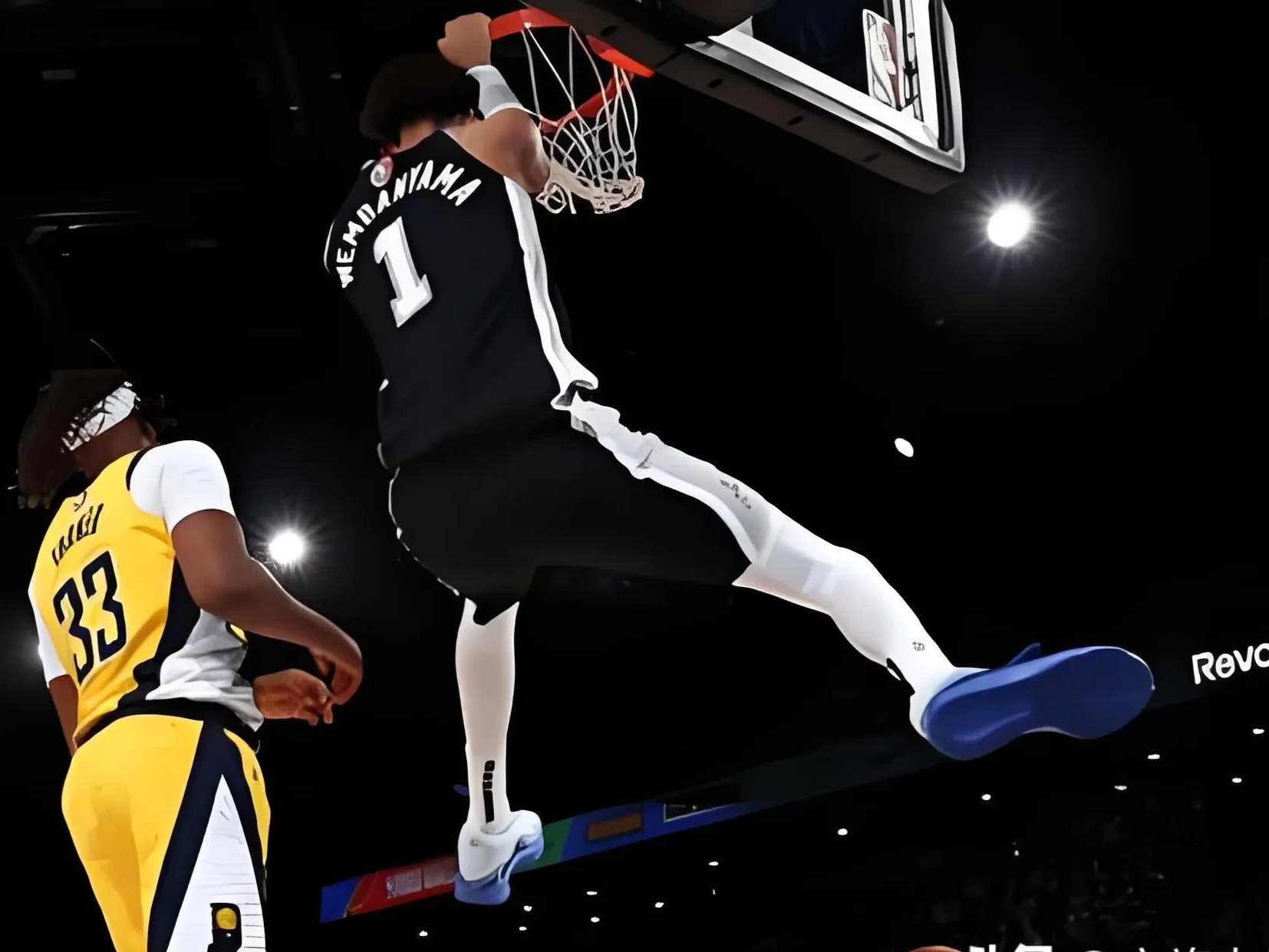 太阳客场不敌马刺,遭遇两连败 太阳客场不敌马刺,遭遇两连败