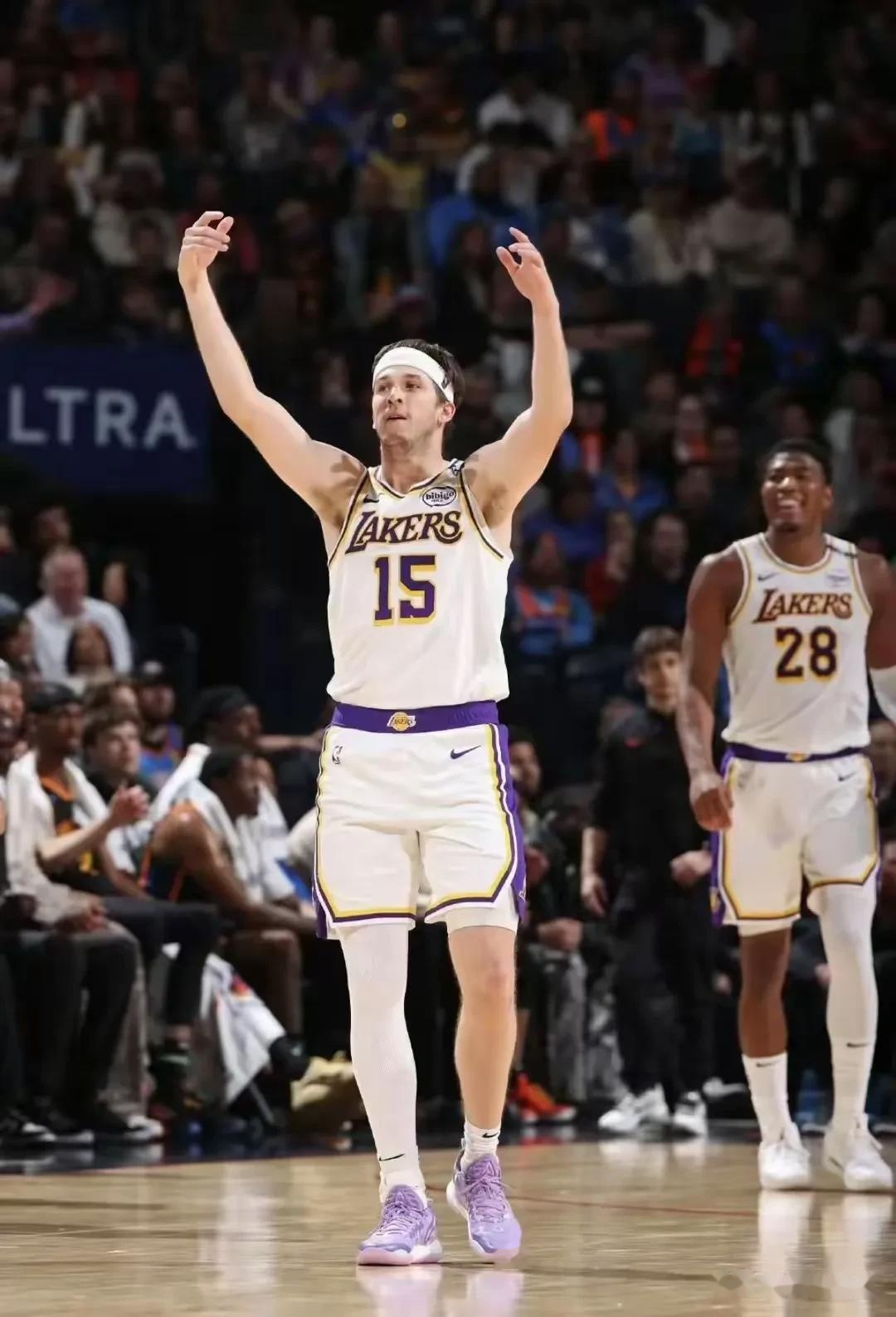 湖人轻取活塞，锋芒初现