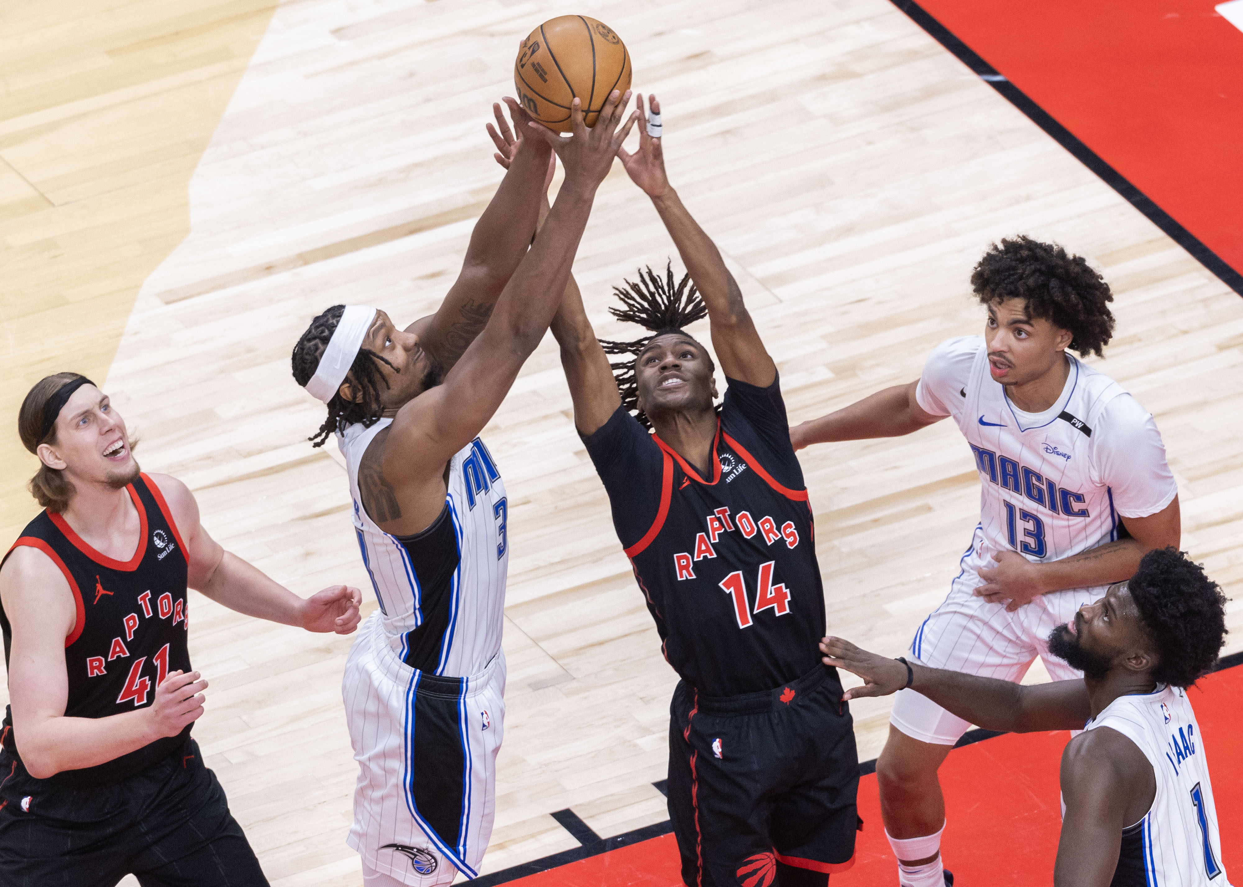 猛龙遭遇激烈比赛，艰难击败雄鹿保住优势