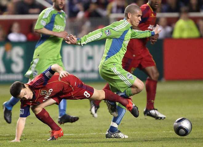 关于梅赛德斯鏖战雷诺车队，诺里斯状态火热的信息